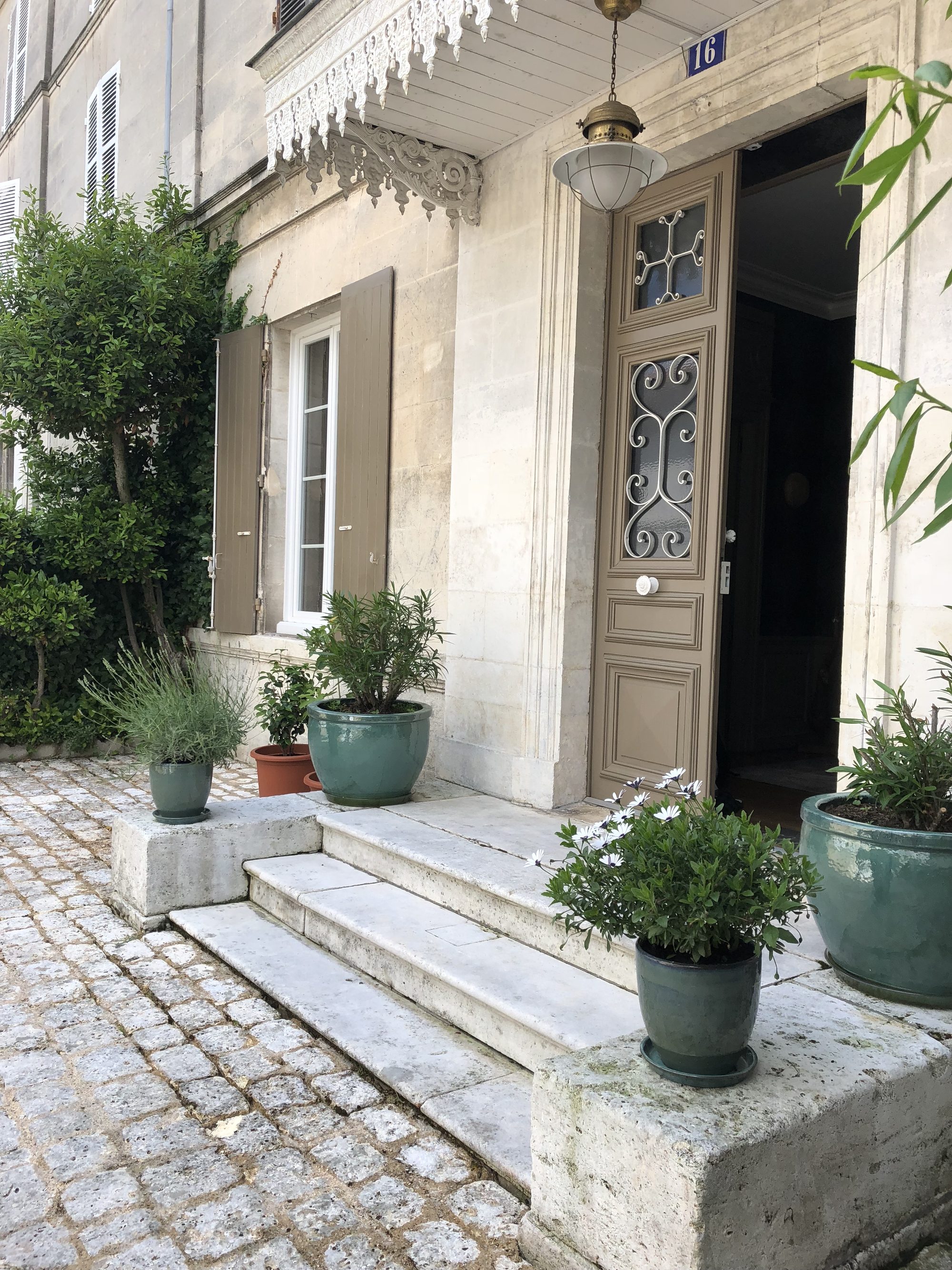 The paved courtyard and the façade : rue de Jarnac, Cognac